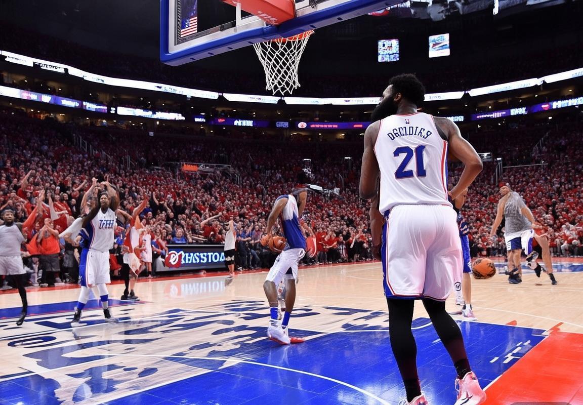 NBA季后赛首战：76人逆转热火，替补发挥成关键(图1)